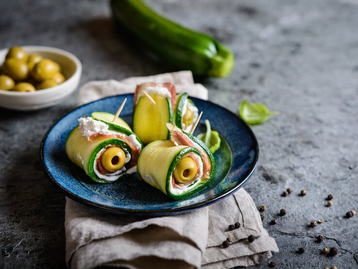 Zucchiniröllchen mit Frischkäse &amp; Speck: Low-Carb-Fingerfood