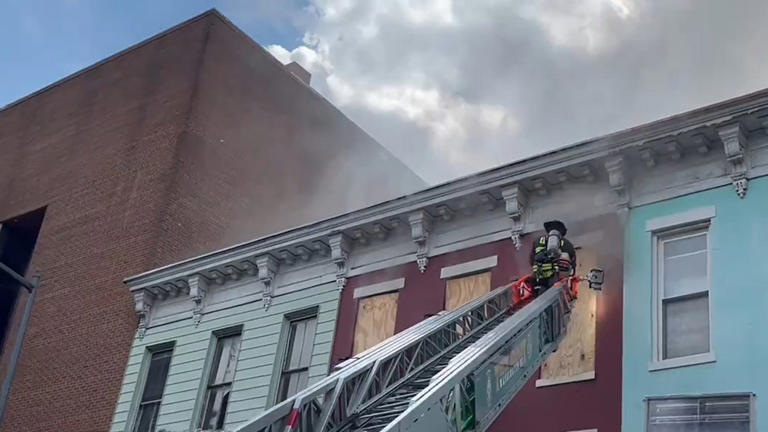 Firefighters work in extreme heat during vacant row house fire in ...