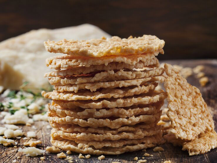 Low Carb zum Knabbern: Käsecracker ohne schlechtes Gewissen Low Carb zum Knabbern: Käsecracker ohne schlechtes Gewissen