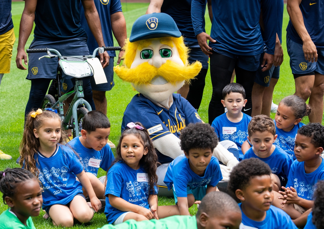 Brewers help Milwaukee kids build their own bikes