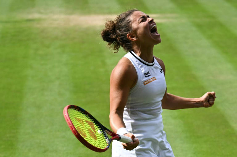 Jasmine Paolini comemora a classificação para a finalde Wimbledon após a vitória sobre a croata Donna Vekic nesta quinta-feira