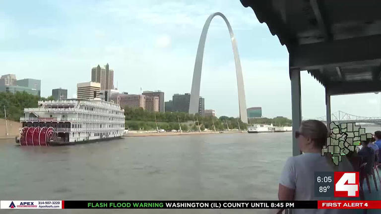 Riverboat cruises resume through downtown St. Louis as Mississippi River drops