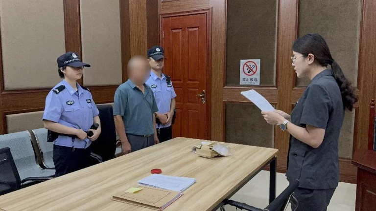 男子提三麻袋硬币偿还一万欠款被罚2000元 法院：罚款有法可依