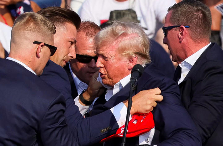 Dinas Rahasia bergerak melindungi mantan Presiden Donald Trump saat terjadi penembakan saat kampanye di Butler Farm Show di Butler, Pennsylvania, 13 Juli 2024. Foto: Reuters/Brendan McDermid