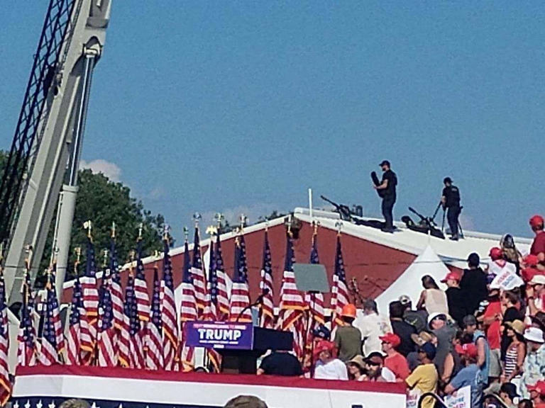 Francotiradores en los tejados que rodean el mitin del expresidente Donald Trump en Butler, Pensilvania.