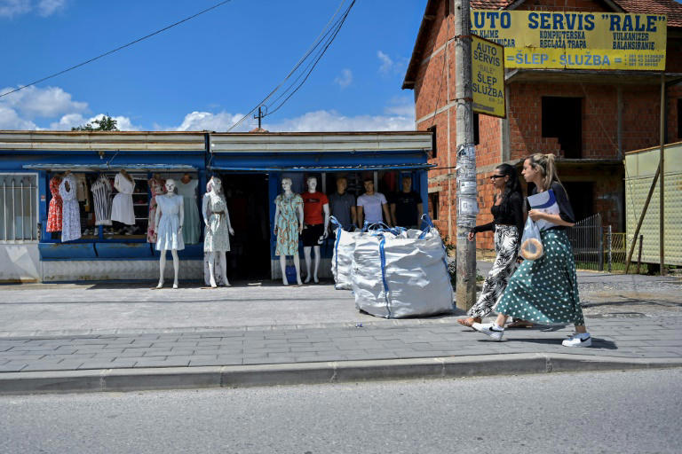 Des passantes dans une rue de Gracanica, le 3 juillet 2024 au Kosovo