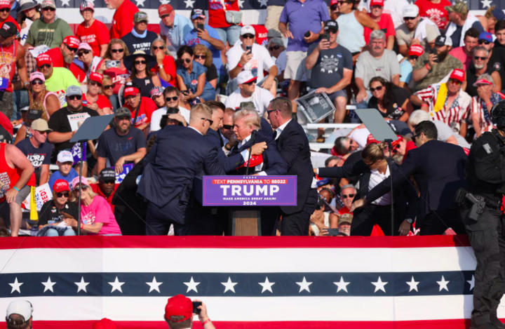 Secret Service langsung bergerak begitu terjadi penembakan dalam kampanye Donald Trump di B utler Farm Show di Butler, Pennysilvania, Sabtu (13/7/2024). Foto: Reuters/Brendan McDermid