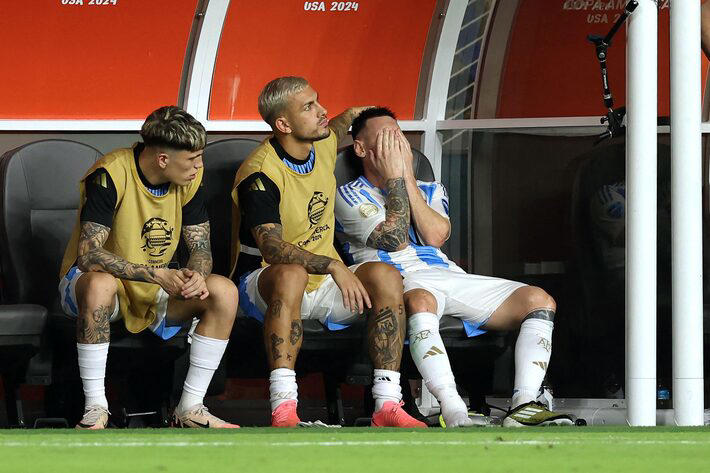 Lionel Messi chora no banco de reservas depois de ser substitudo Foto: Charly Triballeau/CHARLY TRIBALLEAU