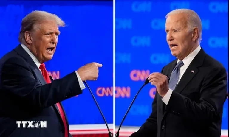 Tổng thống Mỹ Joe Biden (phải) và cựu Tổng thống Donald Trump tại cuộc tranh luận trực tiếp đầu tiên ở Atlanta, bang Georgia, Mỹ, ngày 27/6/2024. (Ảnh: CNN/TTXVN)