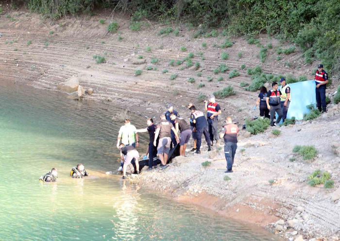 gölette boğulan anne ve 2 çocuğunun cenazeleri büyükşehir dalgıçları tarafından sudan çıkarıldı