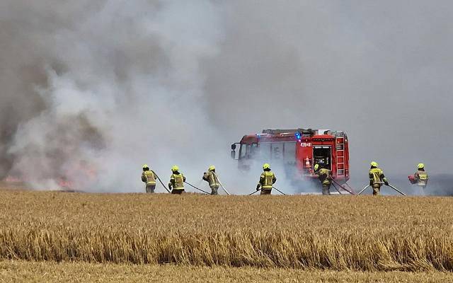 pożar zboża na polach pod kluczborkiem. ogromne straty, spłonęły dziesiątki hektarów