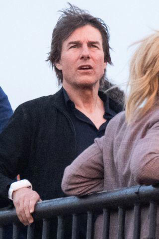 tom cruise attends coldplay’s glastonbury festival set with gillian anderson and simon pegg