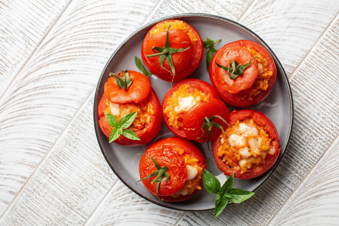 “l’avantage, c’est qu’on peut la faire comme on veut” : cyril lignac partage ses astuces pour faire des tomates farcies bien gouteuses