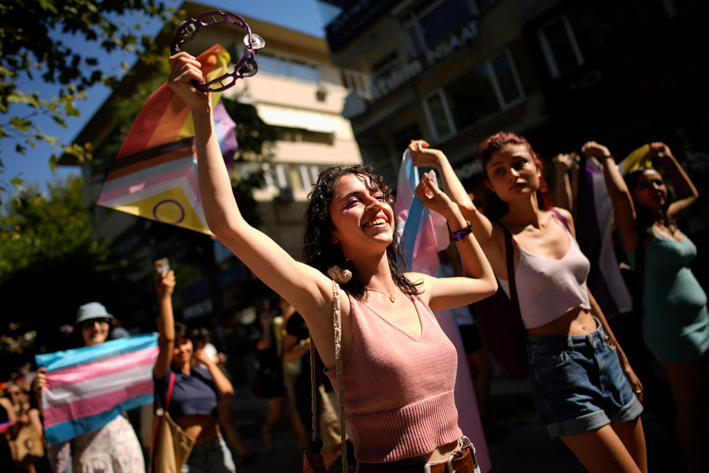 hundratusentals i prideparader världen över
