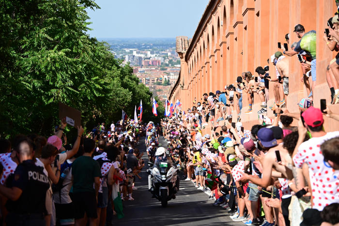 tour: comune bologna, centomila persone in strada