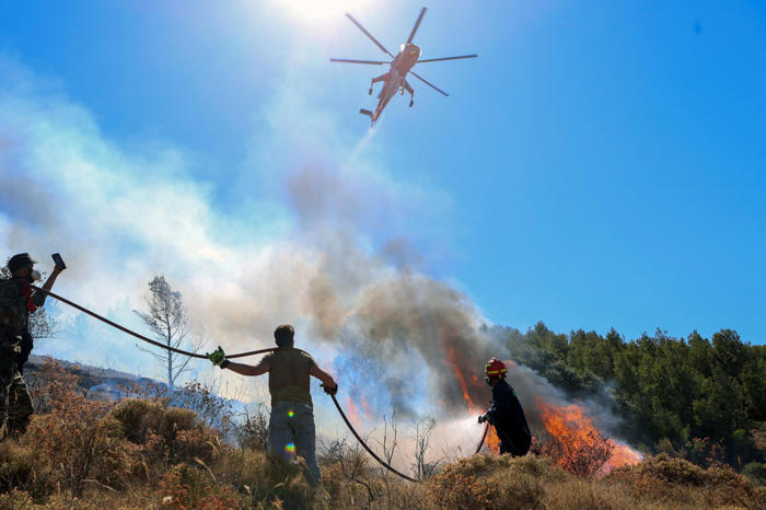 grèce : la région d’athènes en proie à deux gros incendies