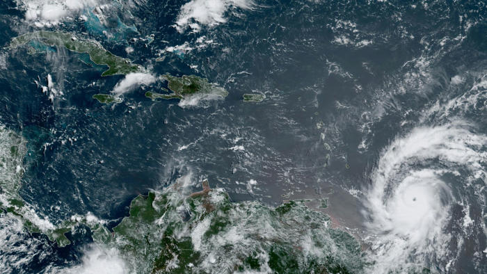 hurrikan »beryl«: windgeschwindigkeiten von 215 km/h - tropensturm kurz vor windward inseln
