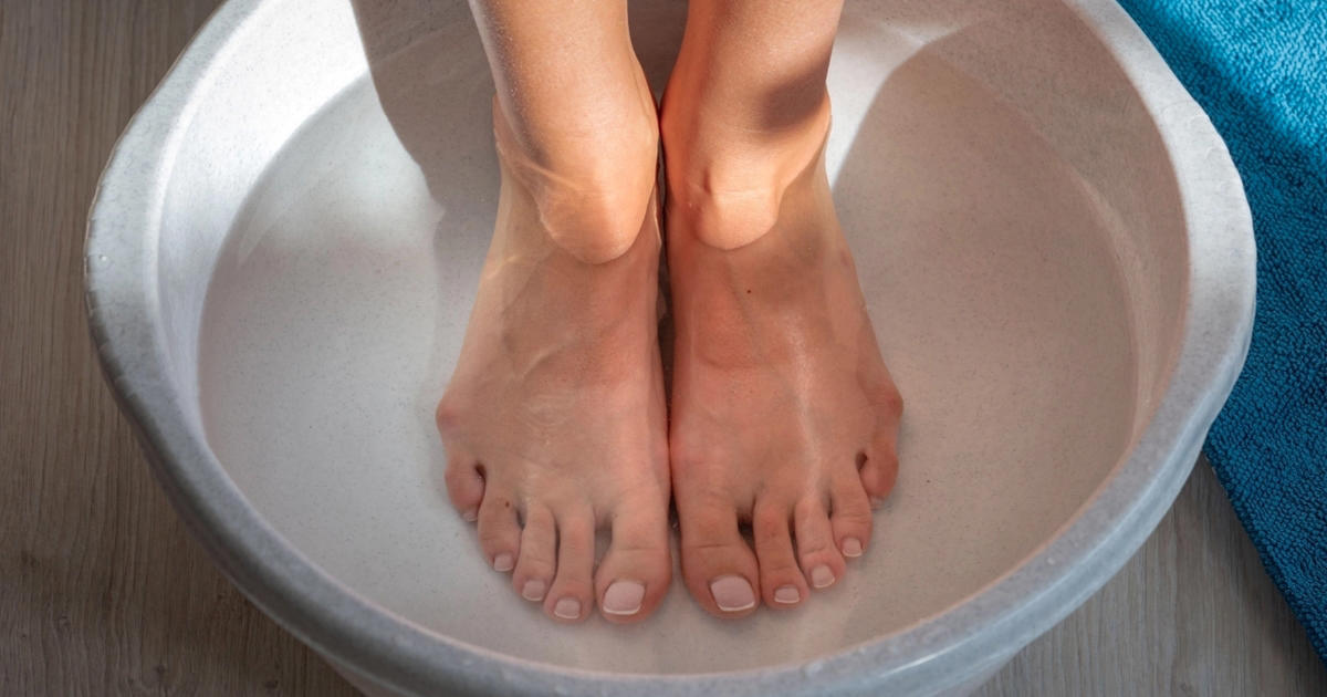hudläkare avslöjar överraskande trick mot illaluktande fötter