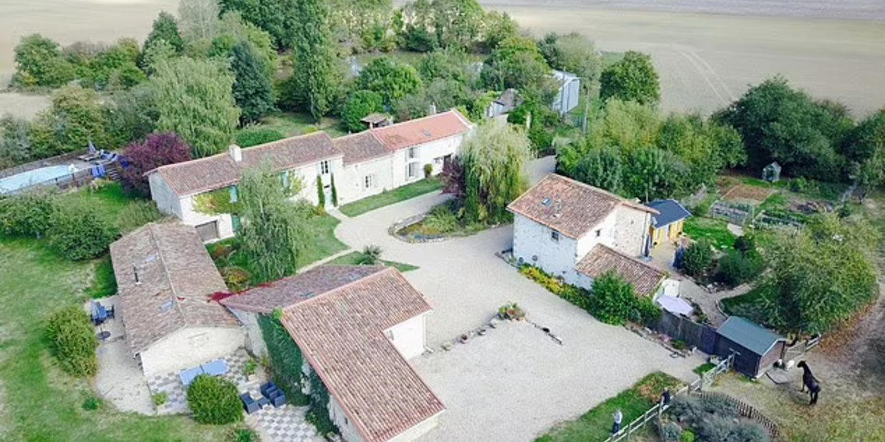 ζευγάρι από τη βρετανία πούλησε το σπίτι του και αγόρασε ένα χωριό στη γαλλία