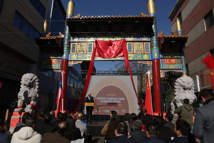 para mejorar la “sensación de seguridad”: inauguran pórtico chino en barrio meiggs
