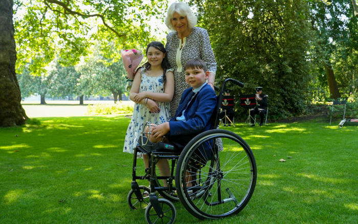 queen lays on special tea for two vip children who missed buckingham palace garden party
