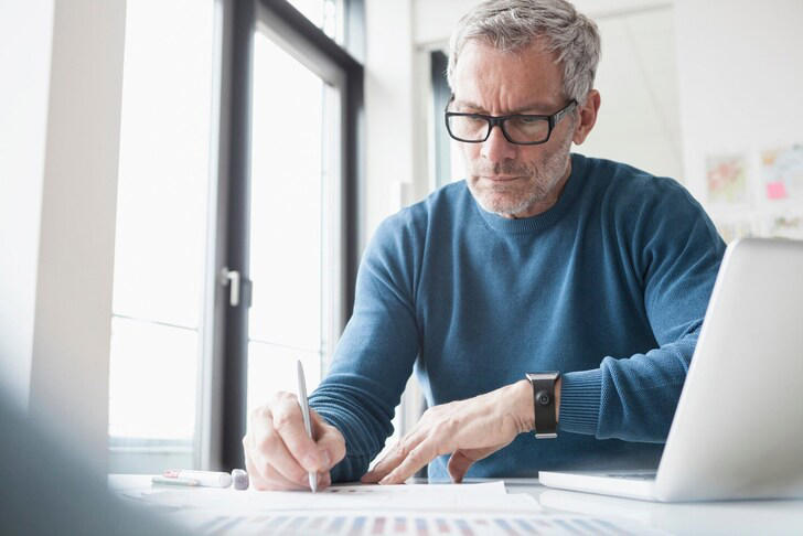 60歳以降も働いている人の平均年収ってどれくらい？