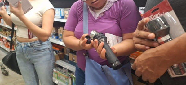 cancunenses realizan compras de prevención ante la llegada del huracán beryl