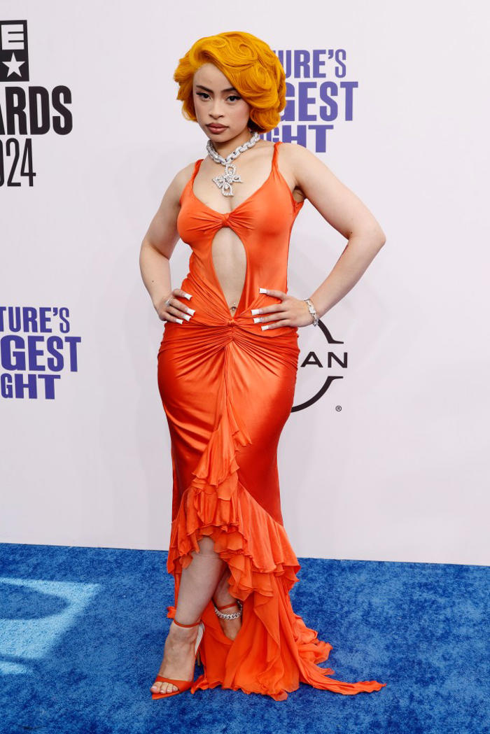 ice spice brightens up in orange heels and ruffled cutout dress on the bet awards 2024 red carpet