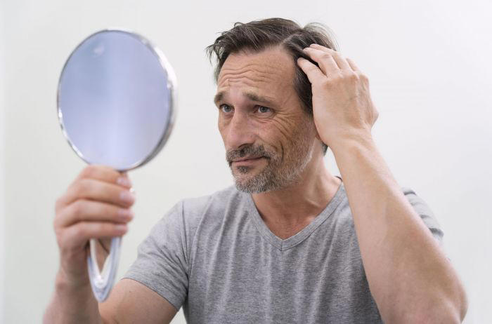 estos son los peligros que te exponés por no lavarte el pelo en varios días, según una dermatóloga