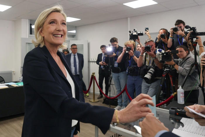 仏総選挙、極右・国民連合が首位 マクロン氏の与党連合3位に