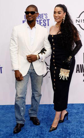 usher hits the 2024 bet awards red carpet in jeans as he's joined by his wife jenn goicoechea, mom and sons!
