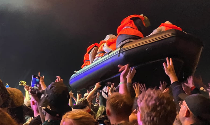 banksy laat opblaasbare migrantenboot los op zee van mensen bij glastonbury festival