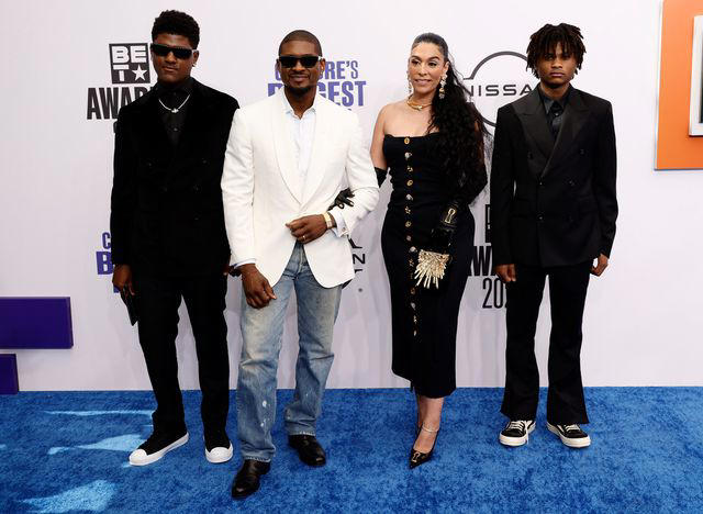 usher hits the 2024 bet awards red carpet in jeans as he's joined by his wife jenn goicoechea, mom and sons!