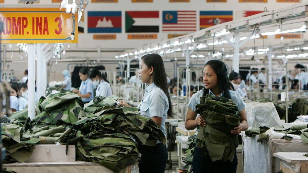 produk china membanjiri indonesia di balik penutupan puluhan pabrik tekstil dan badai phk - 'kondisi industri tekstil sudah darurat'