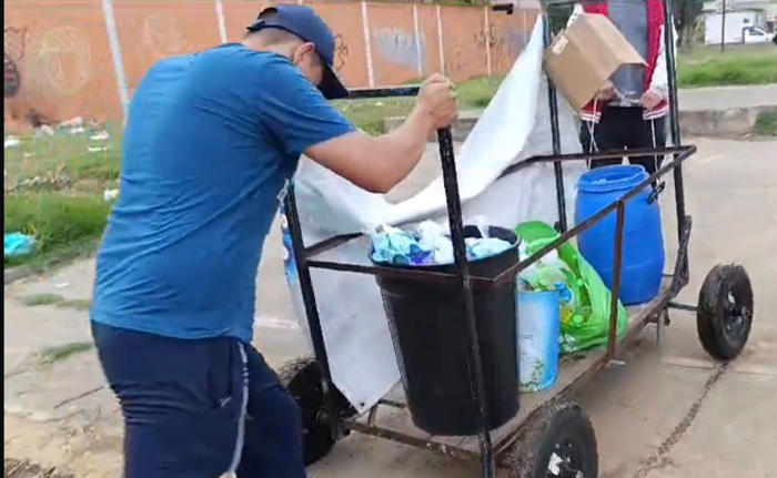 solidaridad en chalco: vecino regala productos de limpieza tras inundaciones