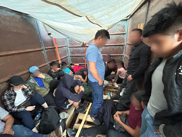 autoridades en méxico rescatan a 63 migrantes encerrados en camión de carga bajo temperaturas de más de 100 grados