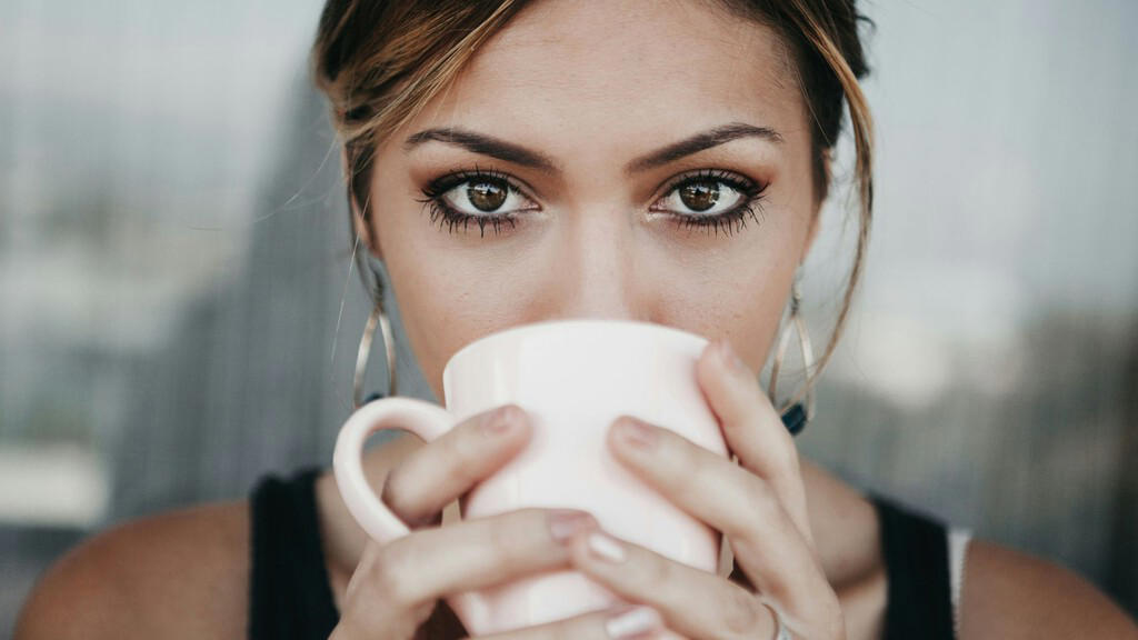pasar muchas horas sentado es mortal, pero los sedentarios tienen un aliado inesperado: el café