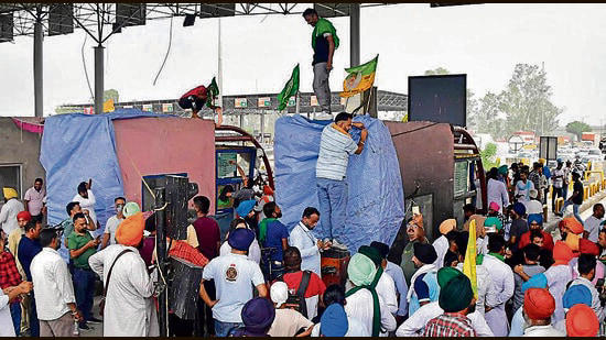 farmers intensify protest, close gates of all cabins at ladhowal toll plaza