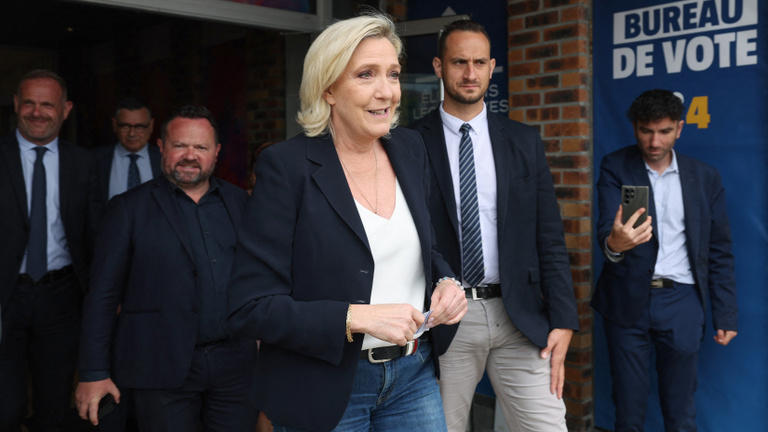 macron csak harmadik, úgy tűnik, le pen pártja nyeri a választást franciaországban