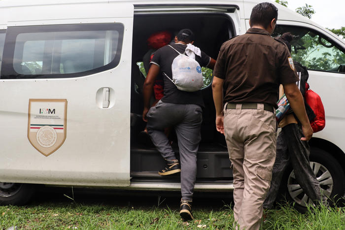 migración detiene a 63 migrantes hacinados en un camión de carga en el norte de méxico