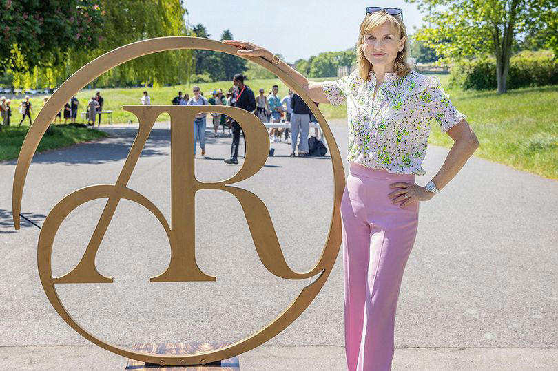 bbc antiques roadshow host fiona bruce hit with complaints from viewers