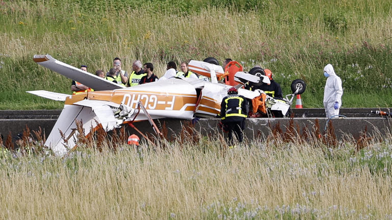 kisrepülőgép zuhant egy francia autópályára, többen meghaltak