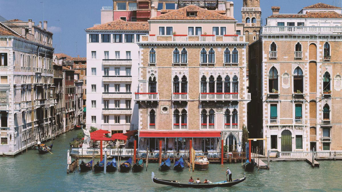 hotel bauer: ο μεγιστάνας αρνό διεκδικεί το “κόσμημα” της βενετίας