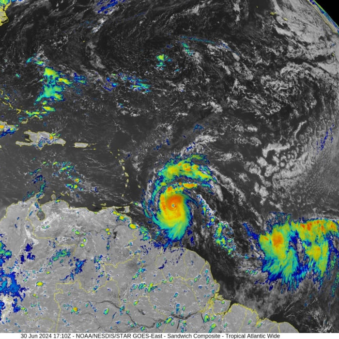 cancún se encuentra en alerta azul por huracán beryl categoría 4
