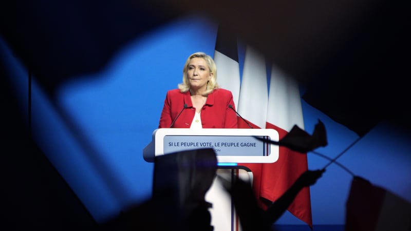 ve francouzských volbách vyhraje krajní pravice. le penová získá odhadem až třetinu hlasů