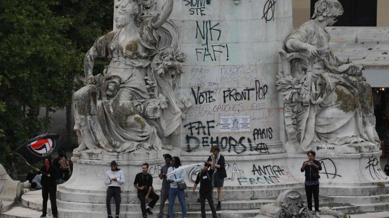 législatives en france : le monument à la république à paris tagué, des débordements à lyon (photo et vidéos)