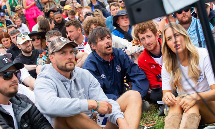 one direction’s louis tomlinson stages impromptu england match screening at glastonbury