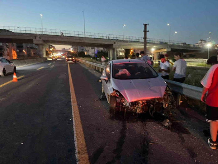 bariyerlere çarpan otomobildeki 4 kişi yaralandı