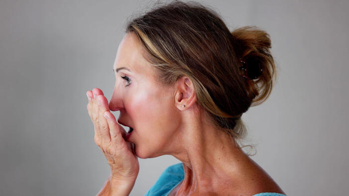 quais são as causas do mau hálito (e os alimentos que podem piorá-lo)