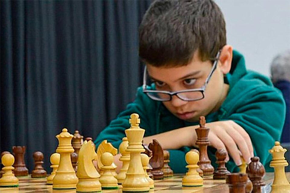 faustino oro, de diez años, se convirtió en el maestro internacional de ajedrez más joven de la historia